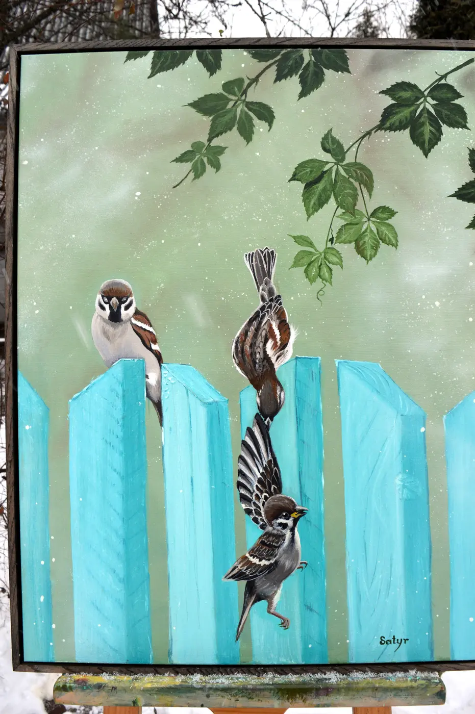 Картина «Перші кроки» — троє горобців біля бірюзового паркану