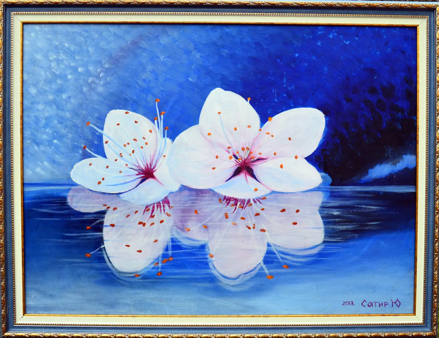 Картина «Цвітуть абрикоси» — білі квіти з дзеркальним відображенням на синій воді